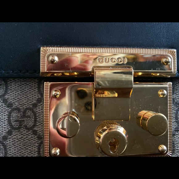Gucci purse / carried only a week - Picture 2 of 8